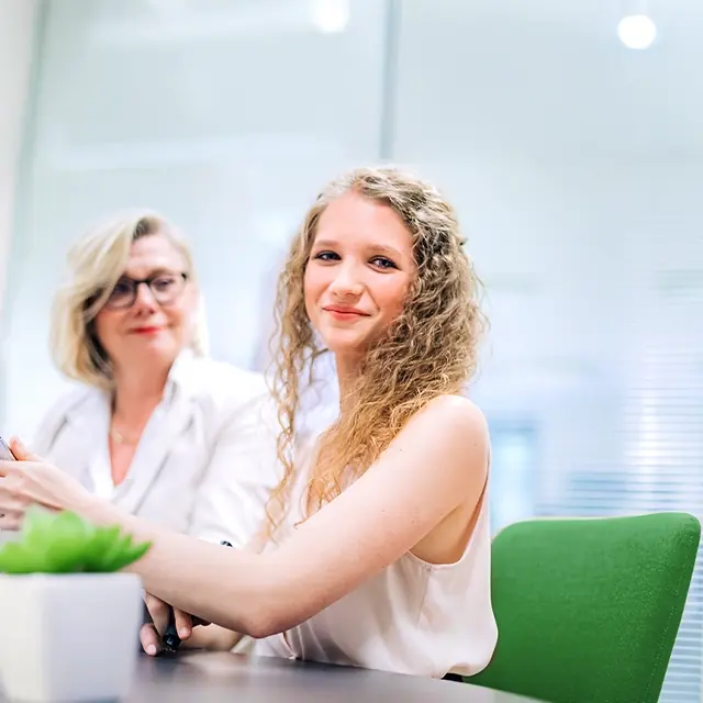 Sophie Buchta sitzt in einem Besprechungszimmer im marketmind Büro.