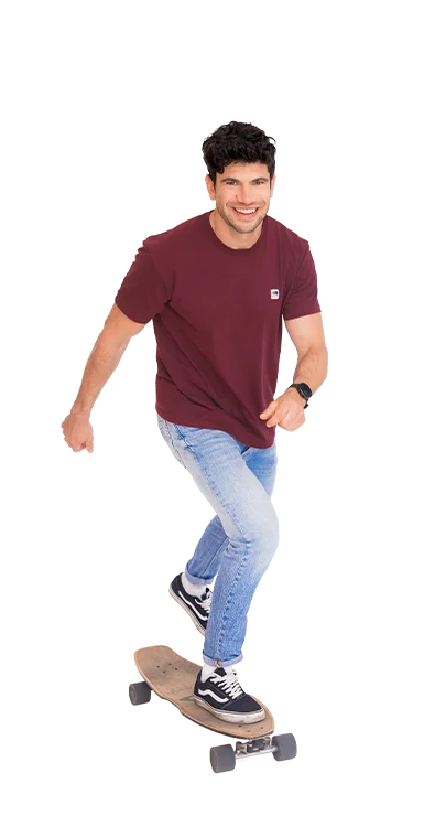 Christoph Halbertschlager, MA fährt schwungvoll auf einem Longboard, lächelt und