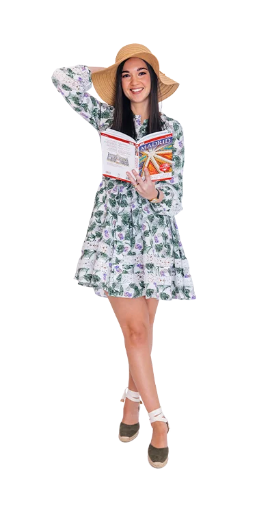 Giselle Kaufmann, MSc trägt ein geblümtes Sommerkleid und einen Sonnenhut, währe