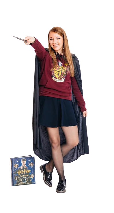 Jana Eisenbock, MA steht in einem Harry-Potter-Kostüm mit Umhang und Zauberstab,