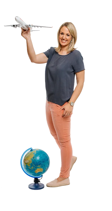 Mag. Katrin Groiss-Schuster hält ein Modellflugzeug in der einen Hand, mit einem