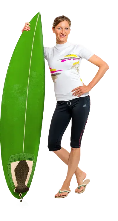 Mag. Martina Bauer, PhD lehnt entspannt an einem großen, grünen Surfbrett, trägt