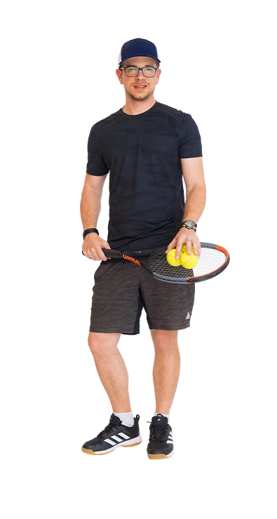 Matthias Kausel, MSc (WU) steht im Sportoutfit mit Tennisschläger in der Hand un