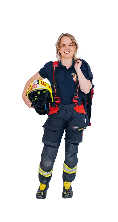 Nadine Buchta, MA trägt eine dunkelblaue Feuerwehr-Einsatzhose mit roten Hosentr