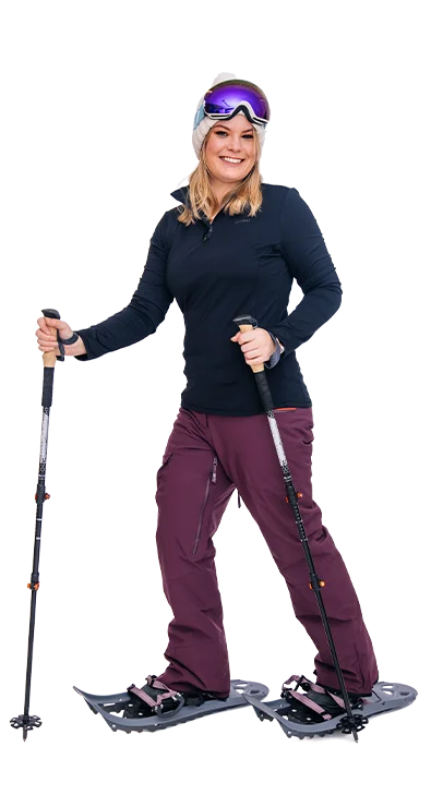 Sophie Scharf, Bakk. BA mit Schneeschuhen, Winterkleidung und Skibrille unterweg
